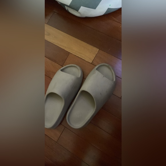 YEEZY slides LEGIT